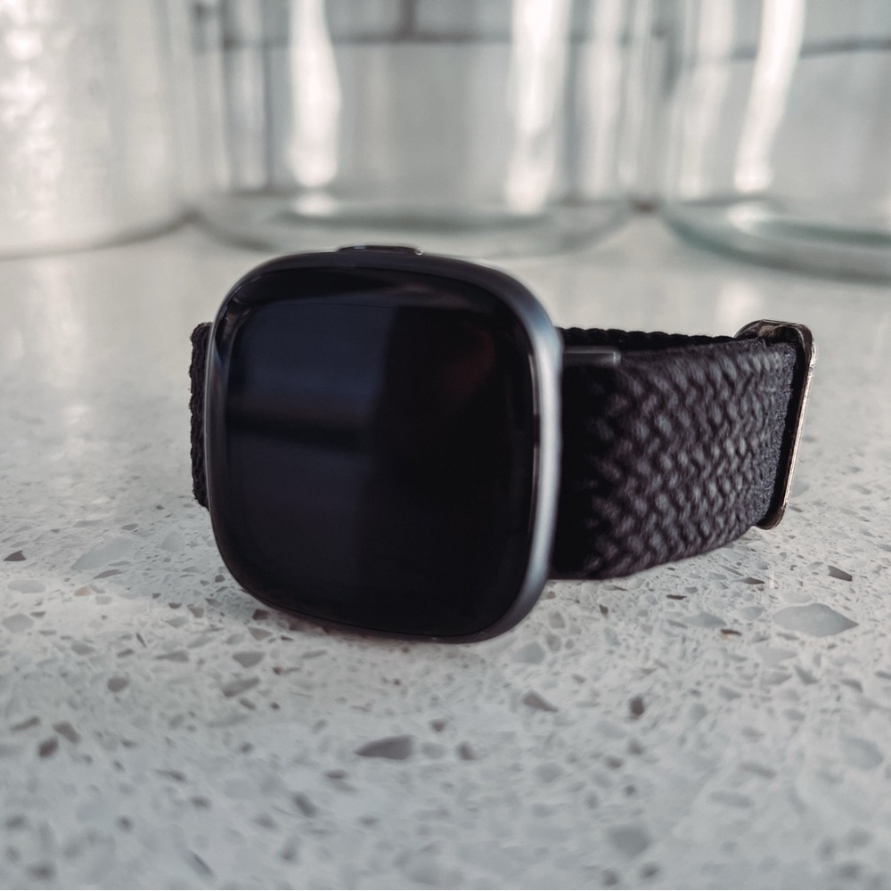 Fitbit 4 Versa - Picture 2 of 3